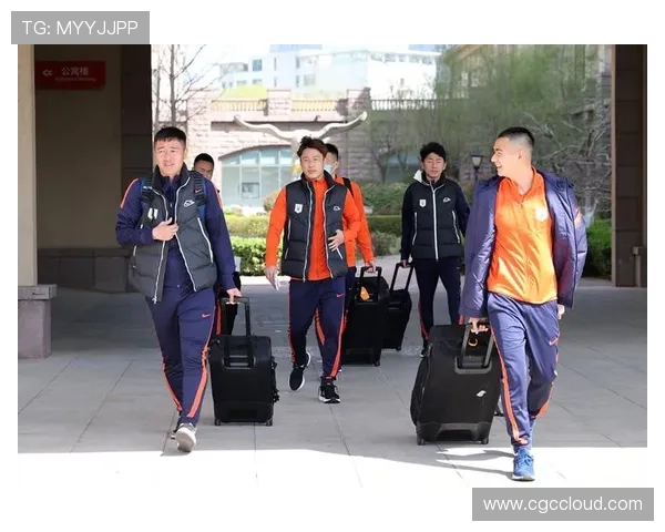 山东泰山队备战上海海港队赛前训练全景展现团队士气与战术准备